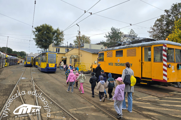 zdjęcie przedszkolaków w tramwaju turystycznym