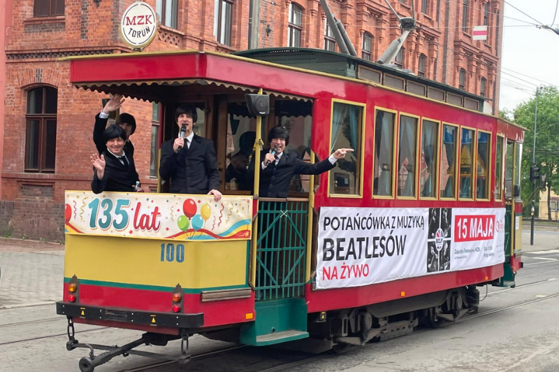 
Dziś na ulicach Torunia można było spotkać… Beatlesów! A właściwie członków zespołu HELP! A Bea...