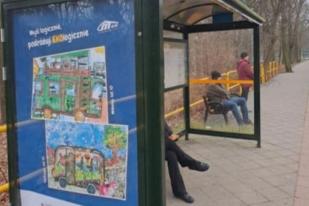 Wiata przystankowa i ludzie na przystanku