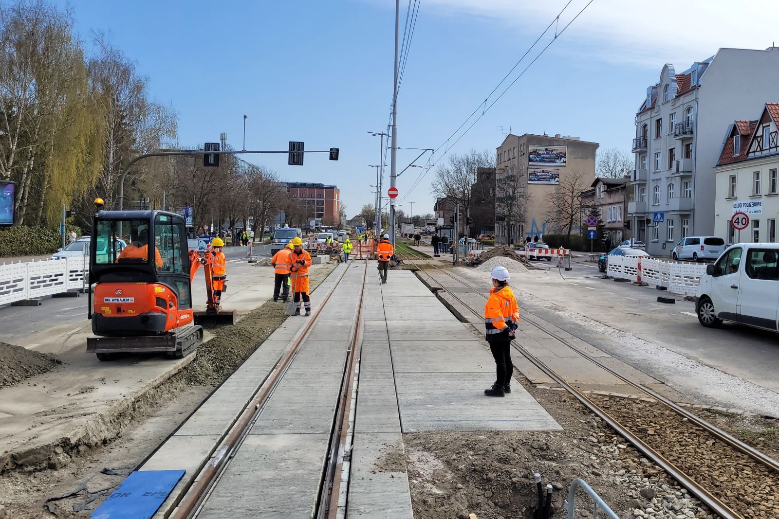 Robotnicy modernizują torowisko tramwajowe w Toruniu