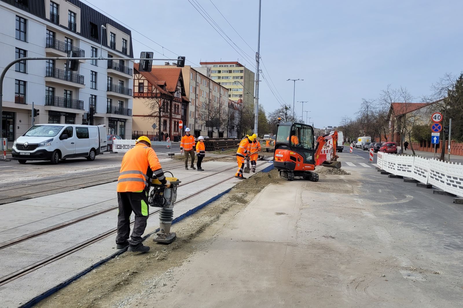 Robotnicy modernizują torowisko tramwajowe w Toruniu
