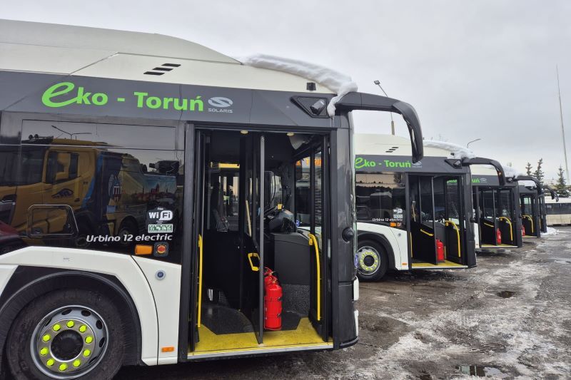 Białe autobusy elektryczne