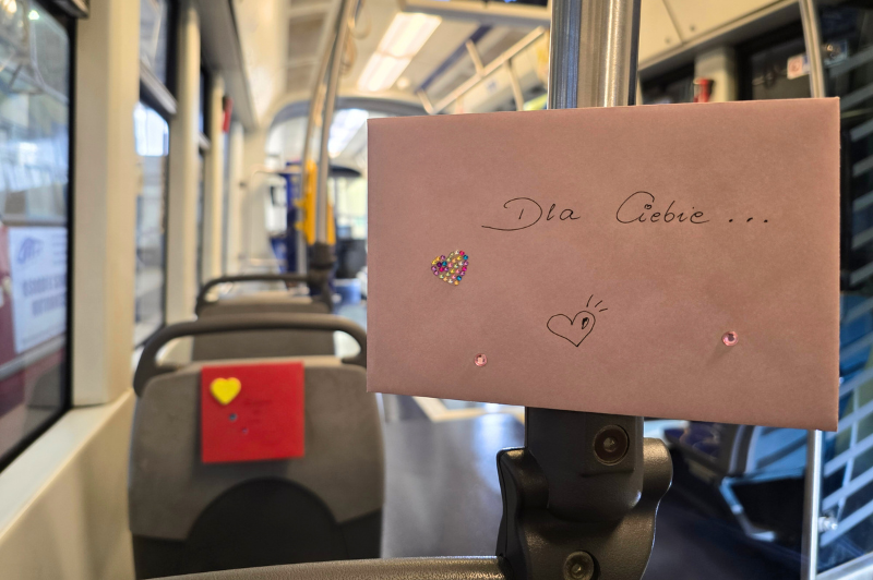 ZNak graficzny kampanii oraz zdjęcie pantografu