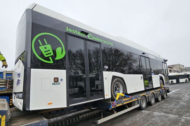 Biały autobus elektryczny w czasie dostawy na lawecie
