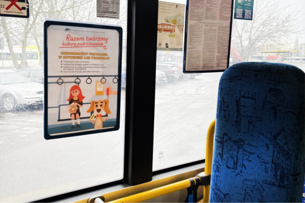 Znak graficzny Warto Wiedzieć oraz grafika z psem trzymającym bilet