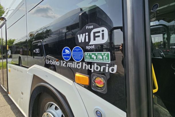 Bok białego autobusu hybrydowego MZK